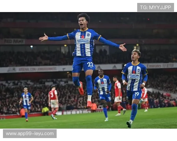 三笘薰获队友盛赞：勤恳奉献，盘带惊艳，他是布莱顿的真正财富